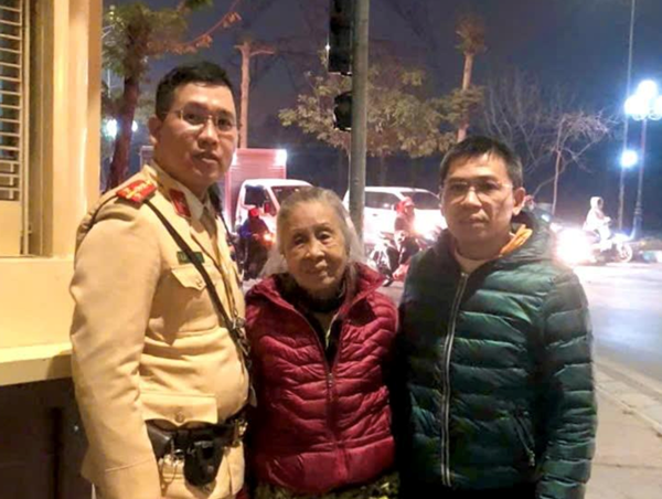 Hà Nội: Cảnh sát giao thông giúp cụ bà 81 tuổi đi lạc trở về với gia đình