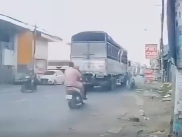 Trượt ngã do đi xe máy qua vũng nước, 1 phụ nữ bị xe tải cán tử vong