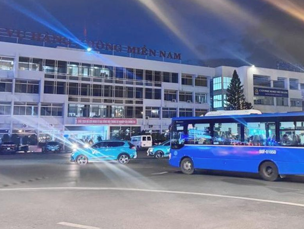 Chuyển khách ra ngoài sân bay Tân Sơn nhất bằng xe buýt để tránh ùn tắc