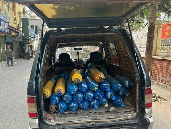 Hà Nội: Phát hiện xe ô tô vận chuyển 48 bình “khí cười“