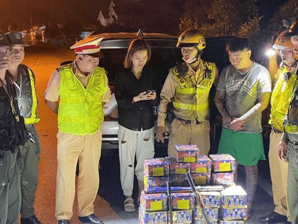 Bình Dương: Phát hiện 2 đối tượng vận chuyển 81kg pháo nổ