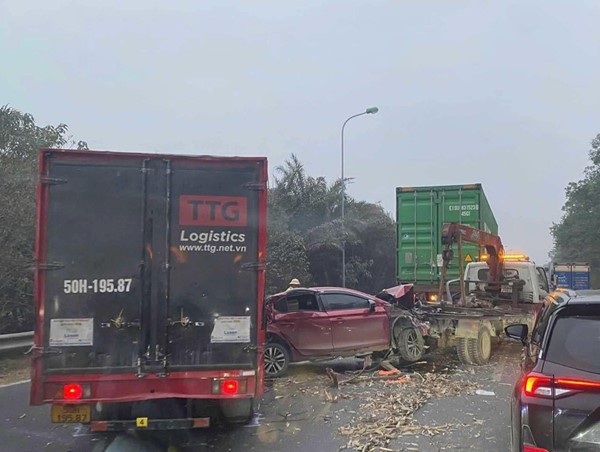 Tai nạn liên hoàn trên Đại lộ Thăng Long, giao thông ùn ứ