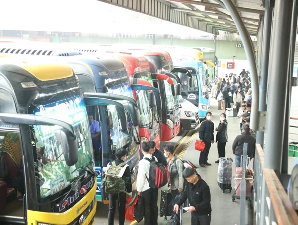 Người dân đổ ra bến xe về quê nghỉ Tết sớm