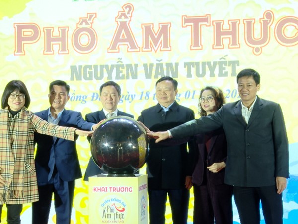 Quận Đống Đa khai trương tuyến phố ẩm thực Nguyễn Văn Tuyết