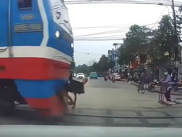 Tạm đình chỉ 3 nhân viên chậm đóng gác chắn khi tàu vụt qua đường ngang ở Huế