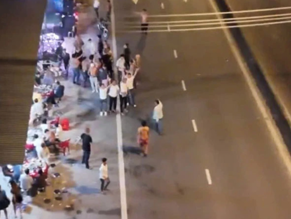 Khởi tố chủ quán phở và 12 người trong vụ đốt pháo hoa, nhảy múa trên QL1