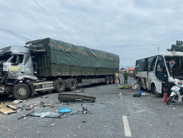 Khánh Hoà: 3 ô tô đâm liên hoàn, 1 người tử vong, 12 người bị thương