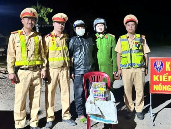 Phát hiện nam thanh niên vi phạm nồng độ cồn chở theo pháo lậu
