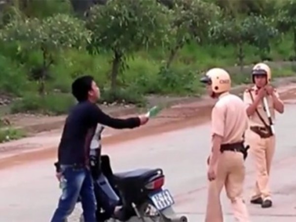 Liên tục tái diễn hành vi xúc phạm, không chấp hành hiệu lệnh CSGT