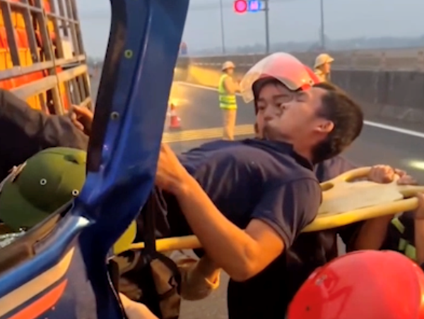 Giải cứu tài xế mắc kẹt trong cabin sau tai nạn trên cao tốc Đà Nẵng - Quảng Ngãi