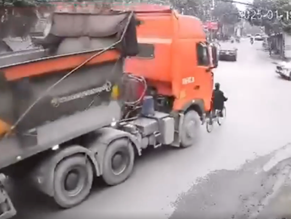Nghệ An: Xe đầu kéo cuốn cụ ông đi xe đạp vào gầm tử vong tại chỗ
