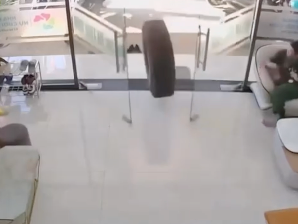 Bánh xe tải rơi xuống đường, tự mở toang cửa lăn vào phòng khám nha khoa