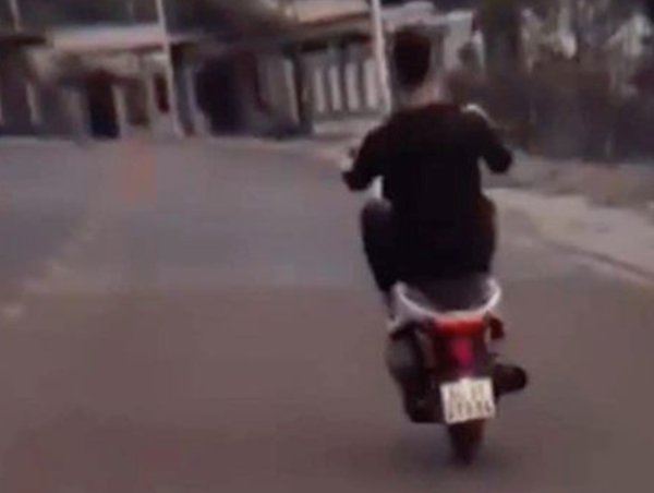 Tịch thu xe máy của đối tượng bốc đầu, đăng video lên mạng xã hội