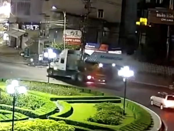 Xe container ôm cua nổ lốp, lật thùng hàng, 2 xe máy thoát nạn trong gang tấc