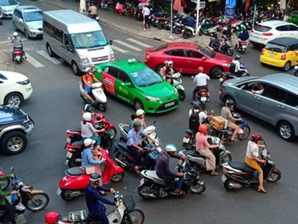 Lái xe máy vượt bên phải gây tai nạn bị phạt tới 14 triệu đồng