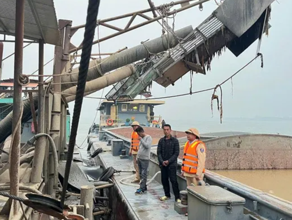 CSGT bắt tàu hút trộm cát trên sông Hồng