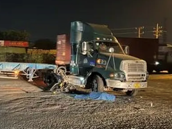 Xe đầu kéo vào cua va chạm xe máy, một người tử vong