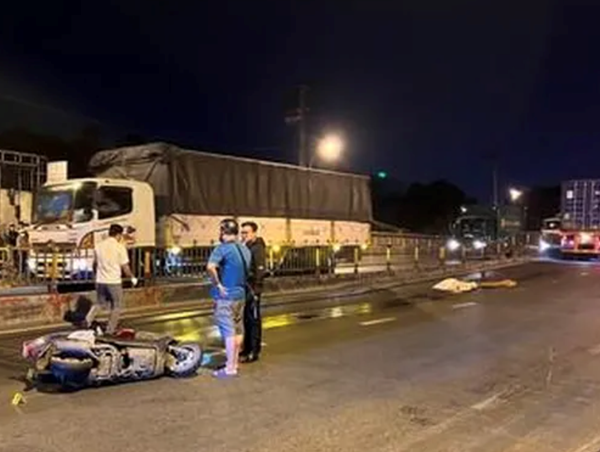 Xe máy va chạm container, 2 người thương vong