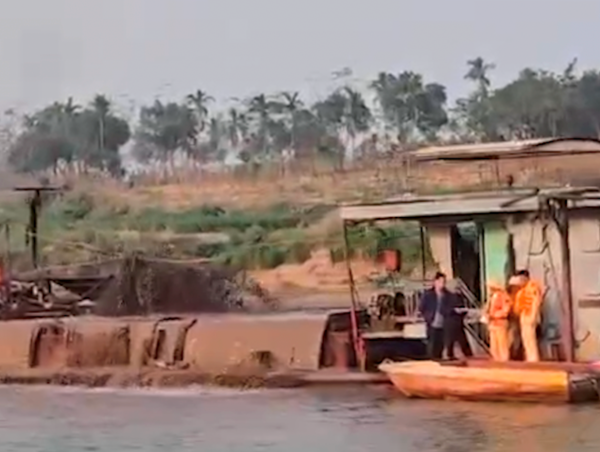 Cảnh sát giao thông mật phục bắt nhiều tàu hút cát trái phép trên sông Hồng