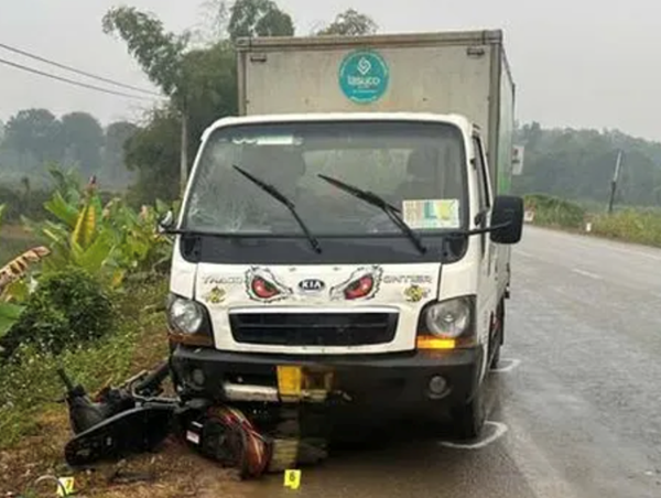 Xe tải thiếu quan sát đâm xe máy cùng chiều làm một phụ nữ tử vong