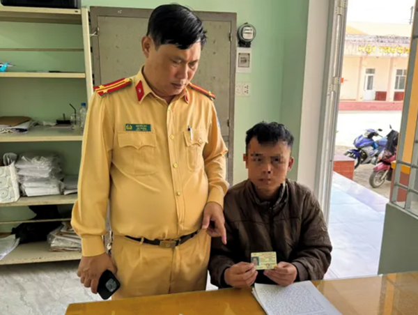 Kiểm tra nồng độ cồn, phát hiện nam thanh niên say rượu, sử dụng bằng lái xe giả
