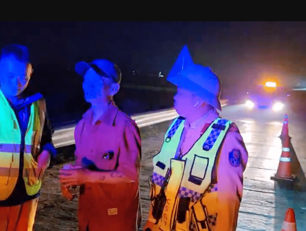 CSGT đưa người đàn ông lang thang giữa đêm trên cao tốc về với gia đình