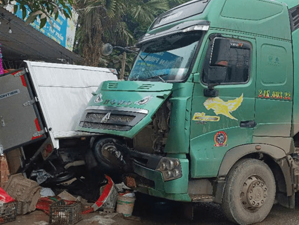 Lào Cai: Va chạm liên hoàn, 3 ô tô hư hỏng