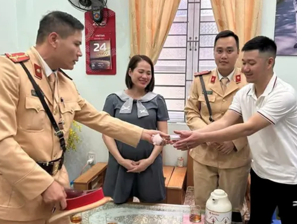 CSGT kịp thời dùng xe đặc chủng đưa thai phụ đi cấp cứu lúc rạng sáng