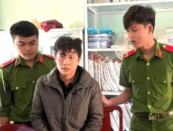 Khởi tố tài xế ô tô cố tình tông xe cảnh sát giao thông rồi bỏ chạy