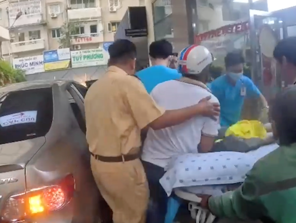 Cảnh sát giao thông mở đường cho xe chở người bị điện giật đi cấp cứu