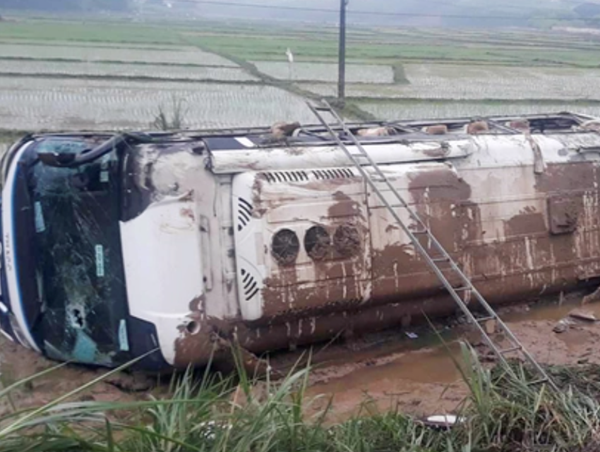 Xe chở khách về quê ăn Tết bị lật xuống ruộng lúc rạng sáng