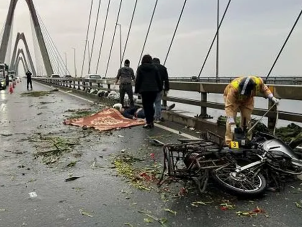 Xe máy chở hoa va chạm ô tô trên cầu Nhật Tân, một người tử vong