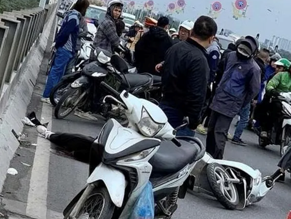 Một nữ sinh ngã ra đường, va đầu vào thành cầu Vĩnh Tuy tử vong tại chỗ
