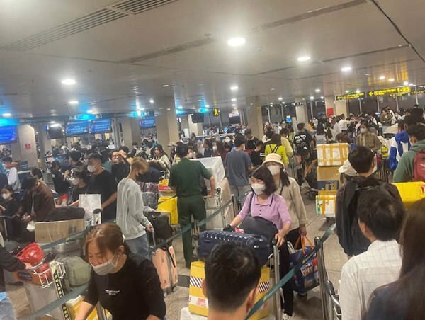 Lượng hành khách đến sân bay Tân Sơn Nhất tiếp tục tăng trong ngày 27 Tết