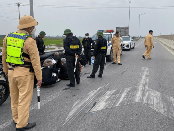 Phạt 78 triệu với nhóm quái xế đi xe máy dàn hàng trên cao tốc Nghi Sơn - Diễn Châu