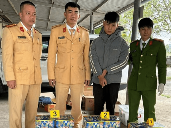 Cảnh sát giao thông bắt giữ ô tô vận chuyển 55kg pháo nổ