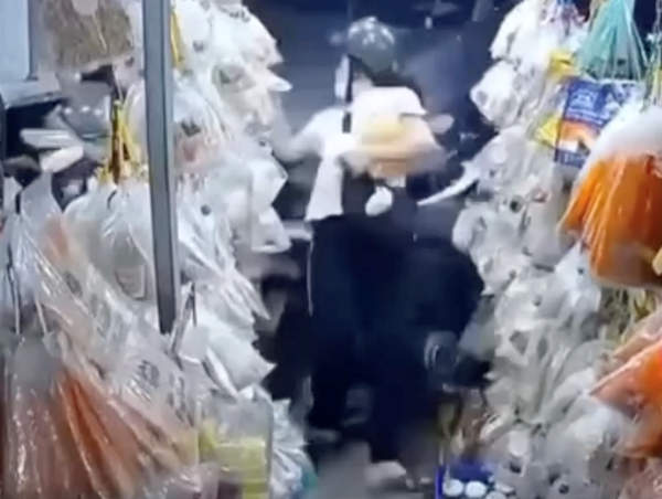 Ô tô mất lái lao thẳng vào cửa hàng ven đường, húc văng 2 người dân