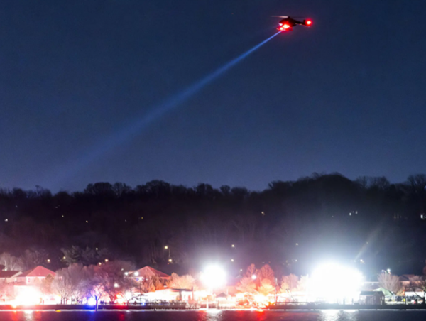 Máy bay chở 64 người đâm trực thăng quân sự tại Mỹ