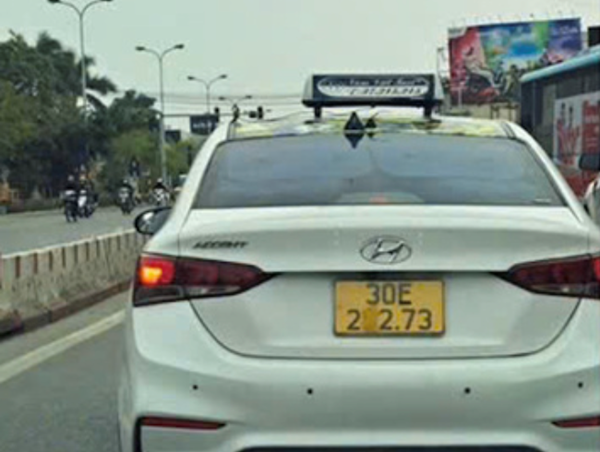 Xử phạt người điều khiển ô tô dán băng dính thay đổi biển số