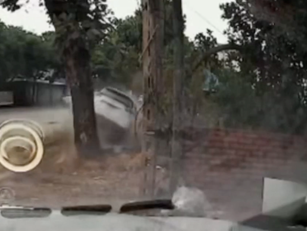 Khoảnh khắc ô tô con bất ngờ lao xuống sông khiến 7 người tử vong ở Nam Định