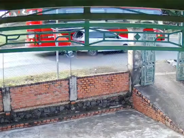 Lùi ra giữa đường rồi bất ngờ đứng im, xe con bị xe khách tông mạnh vào hông