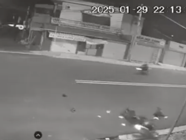 Hai thanh niên và xe máy văng xa do va chạm khi sang đường