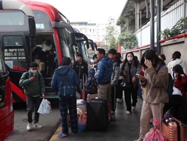 Người dân ùn ùn đổ về các bến xe Hà Nội sau kỳ nghỉ Tết