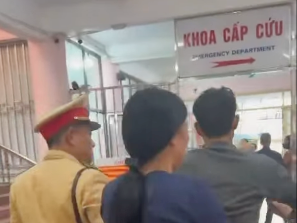 CSGT kịp thời chở người bệnh đi cấp cứu khi đường ùn tắc