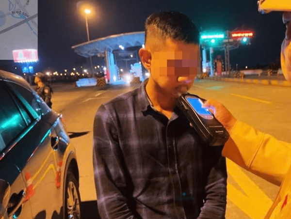 Phát hiện tài xế có nồng độ cồn gấp 5 lần mức kịch khung đi trên cao tốc