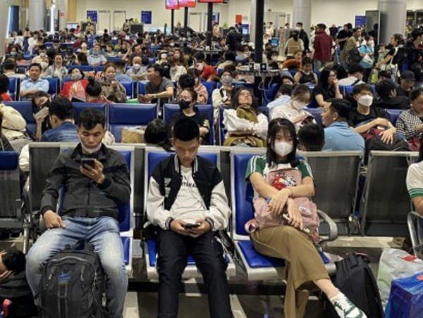 Sân bay Nội Bài đón gần 100.000 khách trong ngày mùng 5 Tết