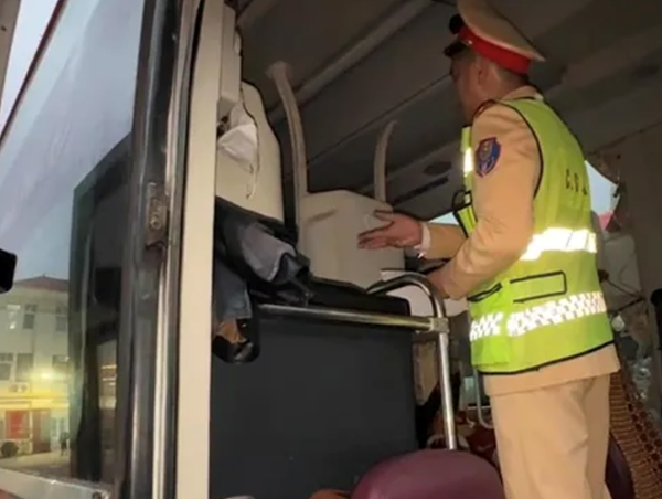 Phạt 102 triệu đồng với xe ô tô chở quá số người quy định đi trên cao tốc