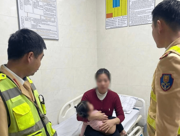 CSGT dùng xe đặc chủng mở đường đưa bé 2 tuổi co giật đi cấp cứu