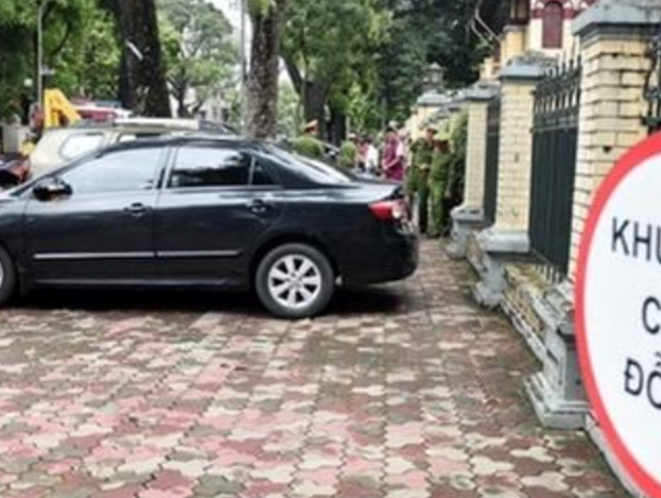 Mức phạt mới nhất với hành vi đỗ ô tô, xe máy trên vỉa hè trái quy định