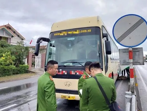 Va chạm xe khách khi đi bộ sang đường, một phụ nữ bị kéo lê 20m, tử vong